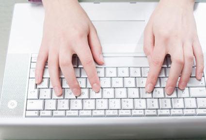 إماراتي يضبط خيانة زوجته على فايسبوك